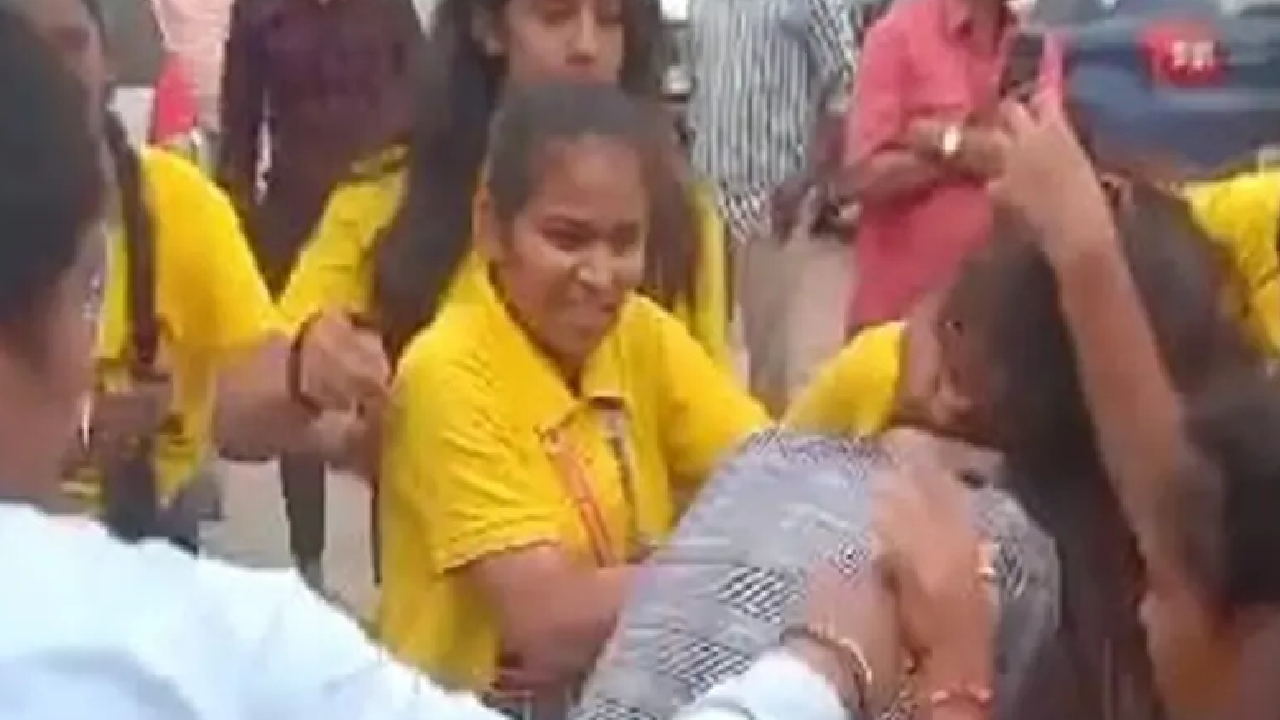 Road पर दो लड़कियों की ऐसी Fight देखकर दंग रह जाएंगे आप, वायरल हुआ वीडियो