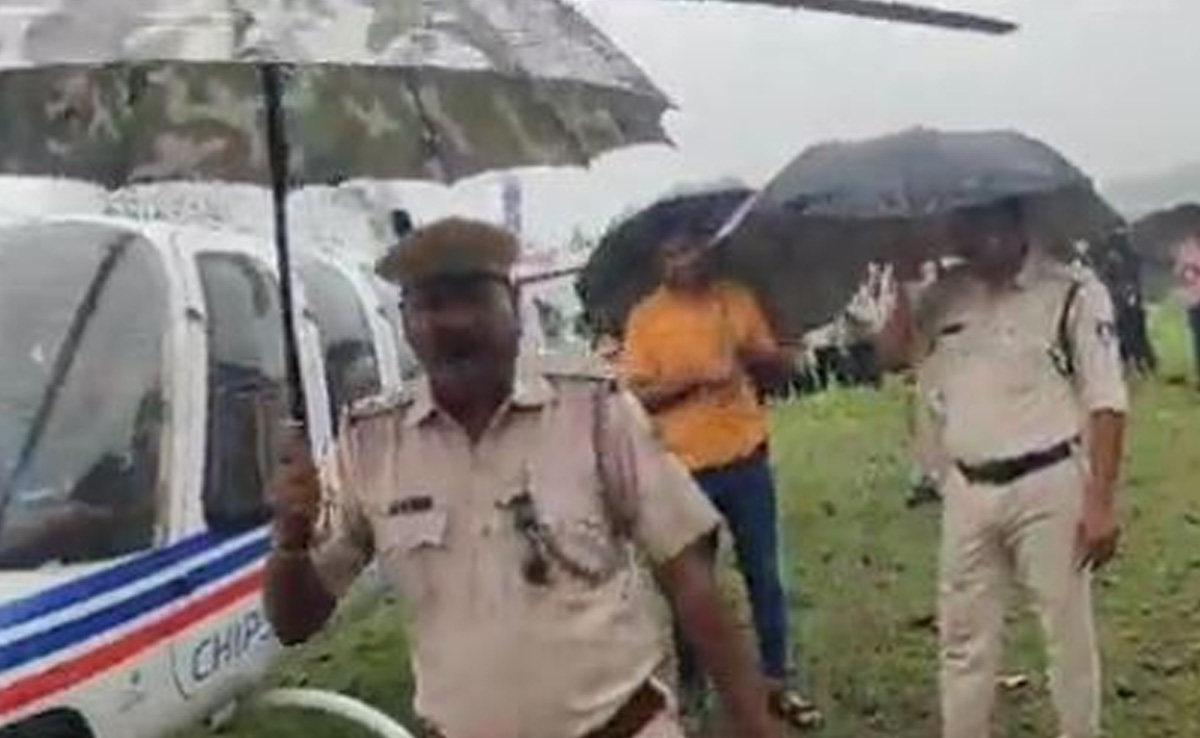 MP: हेलीकॉप्टर की इमरजेंसी लैंडिंग के बाद पुलिसकर्मी ने की कमाल की रिपोर्टिंग, VIDEO वायरल