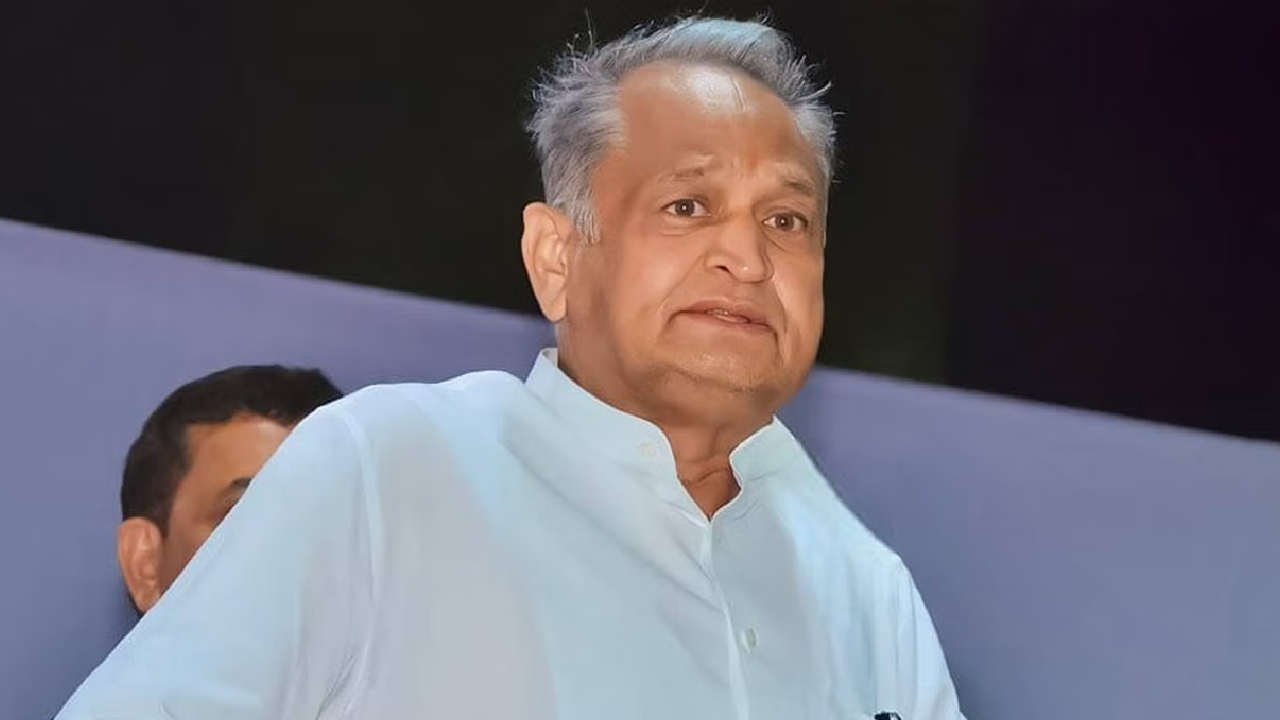 CM Gehlot ने शिक्षकों को दिया सम्मान कहा 'समाज को बनाने में शिक्षकों का है योगदान'