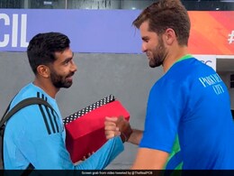 India vs Pakistan: Watch - New Dad Jasprit Bumrah Gets Surprise Gift From Shaheen Afridi. Gesture Is Viral India vs Pakistan: Watch - New Dad Jasprit Bumrah Gets Surprise Gift From Shaheen Afridi. Gesture Is Viral