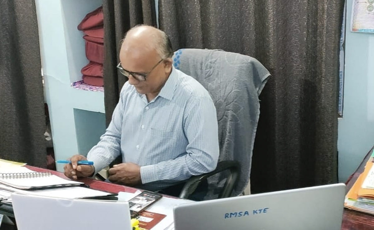 कटनी: शिक्षा विभाग के बाबू पर रिश्वत लेने का आरोप, वीडियो वायरल होते ही मचा हड़कंप