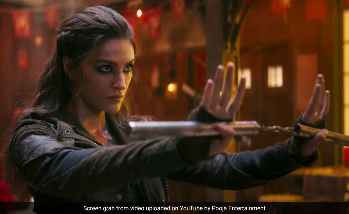 After <i>Ganapath</i> Teaser, OG Akshay Kumar Cheers For His "New Favourite Nunchuck Fighter" Kriti Sanon
