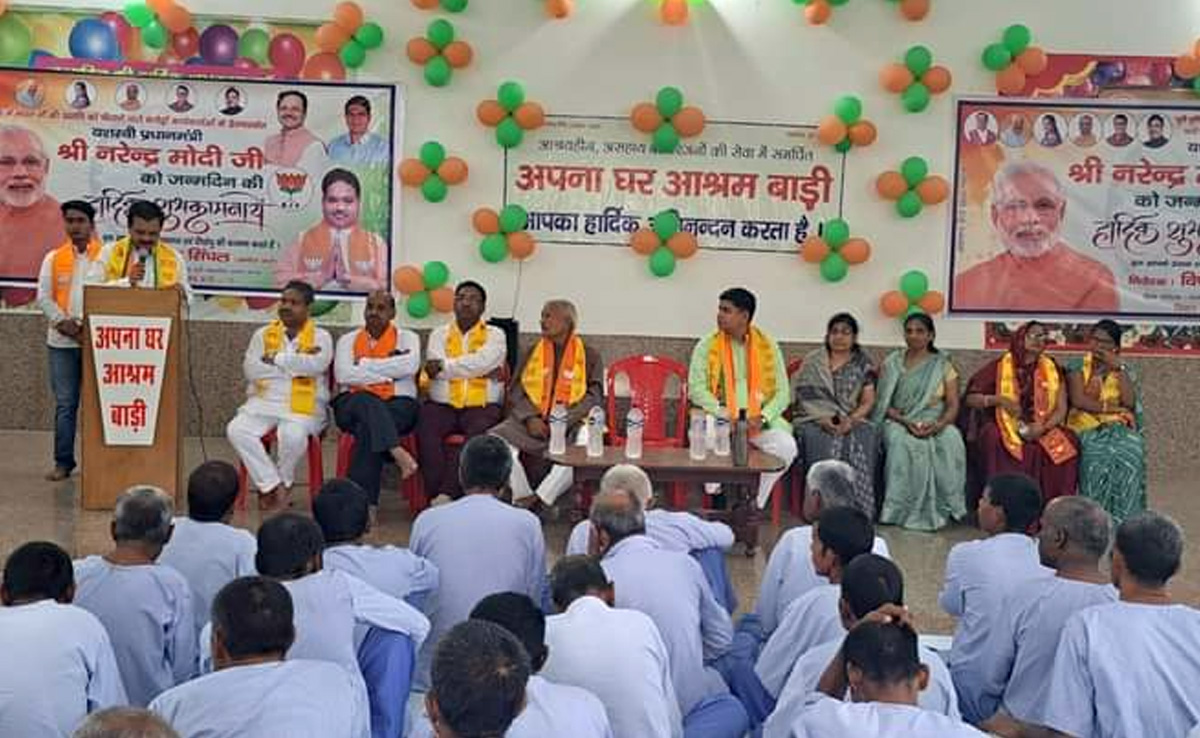 धौलपुर में भाजपा ने बेसहारा मरीजों के बीच मनाया PM मोदी का जन्मदिन, सांसद ने दिए 10 लाख रुपए