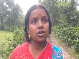बजरी-कंक्रीट ढोई और चलाने लगीं फावड़ा,  जब BJP विधायक खुद करने लगीं टूटी सड़क की मरम्मत बजरी-कंक्रीट ढोई और चलाने लगीं फावड़ा,  जब BJP विधायक खुद करने लगीं टूटी सड़क की मरम्मत