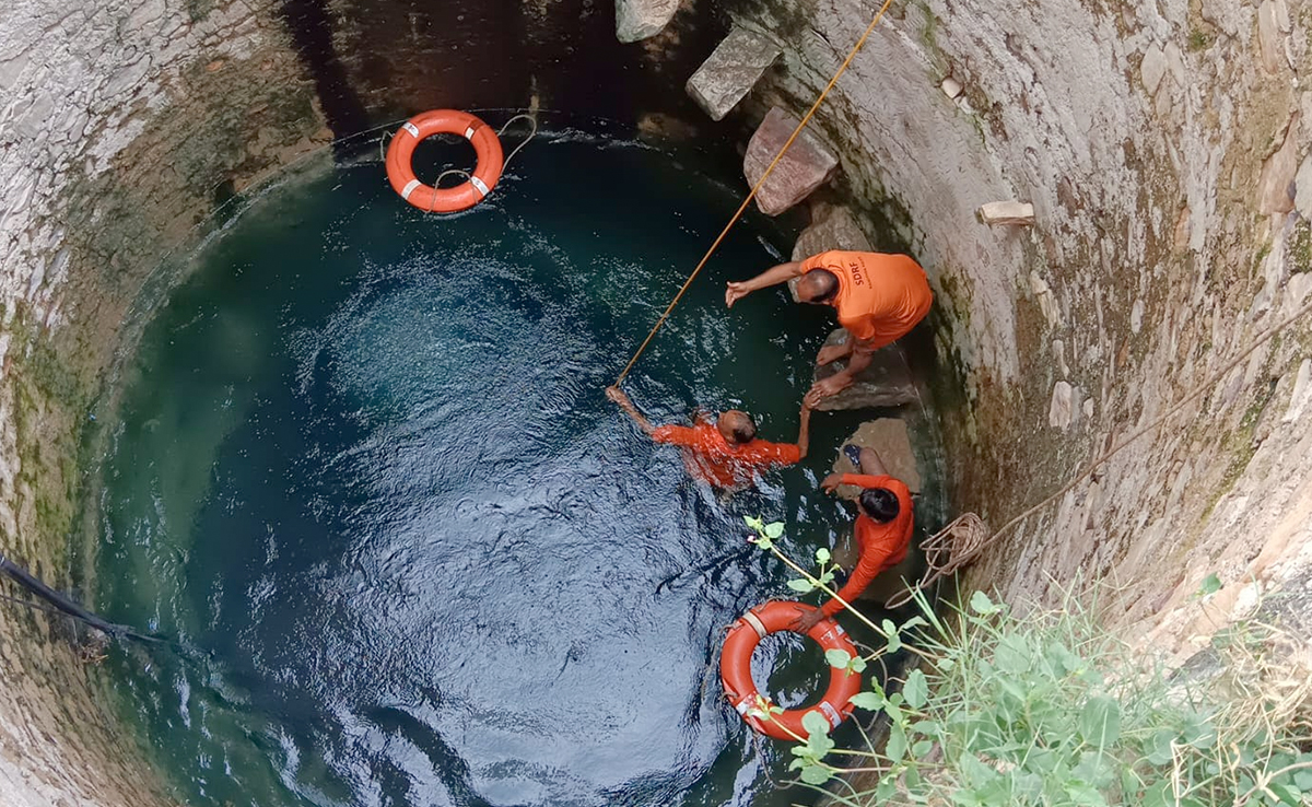 दो मासूम बेटियों को लेकर कुएं में कूद गई मां, डूबने से हुई एक बेटी की मौत