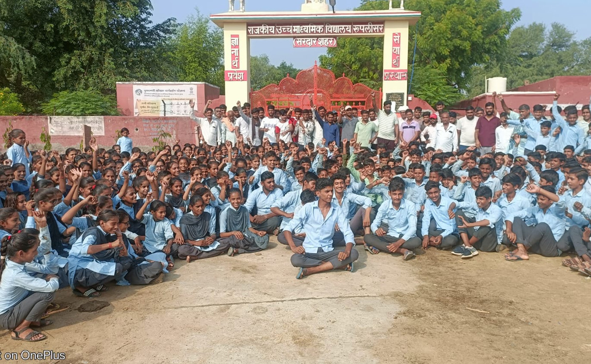 परीक्षा में बढ़िया नंबर दिलाने का लालच देकर हेडमास्टर ने स्कूली बच्चों से अपने खेत में कराया काम