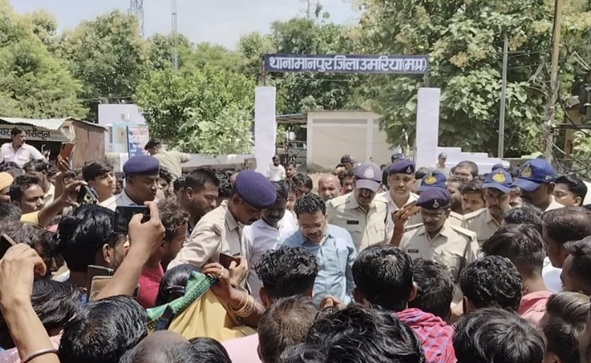 उमरिया : लापता युवक का शव मिलने पर हंगामा, थाने के बाहर शव रख किया प्रदर्शन