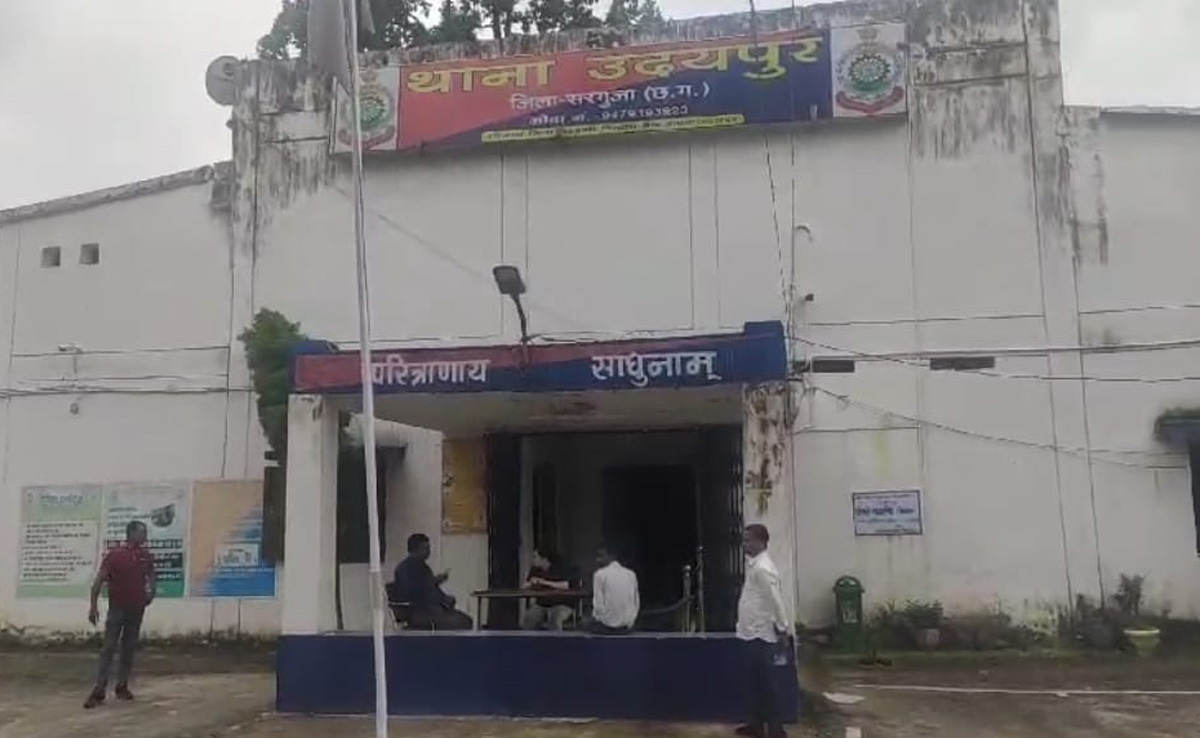 अंबिकापुर: चेकिंग के दौरान लग्जरी कार से 17 लाख कैश बरामद, जांच में जुटी पुलिस