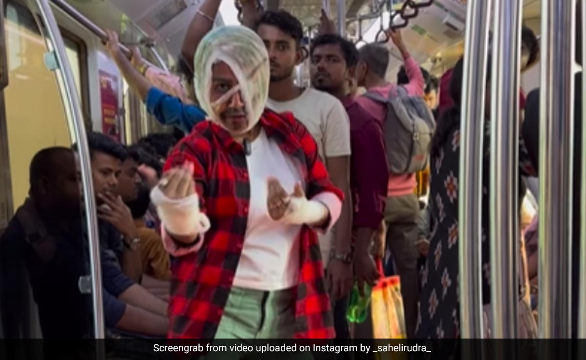 मुंह पर पट्टी बांध मेट्रो में आई 'लेडी जवान', बेकरार करके हमें गाने पर किया डांस, वायरल हो गया वीडियो