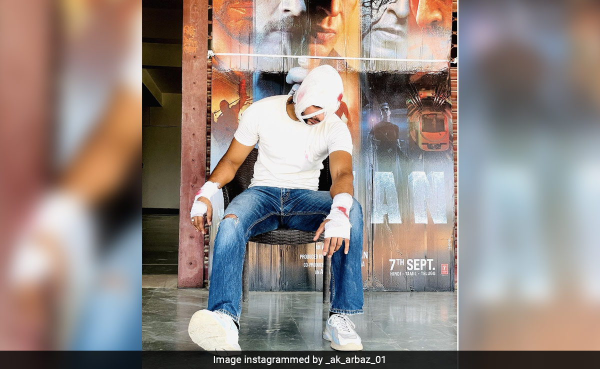 Man Recreates Shah Rukh Khan's <i>'Jawan'</i> Look on Train, Video Goes Viral
