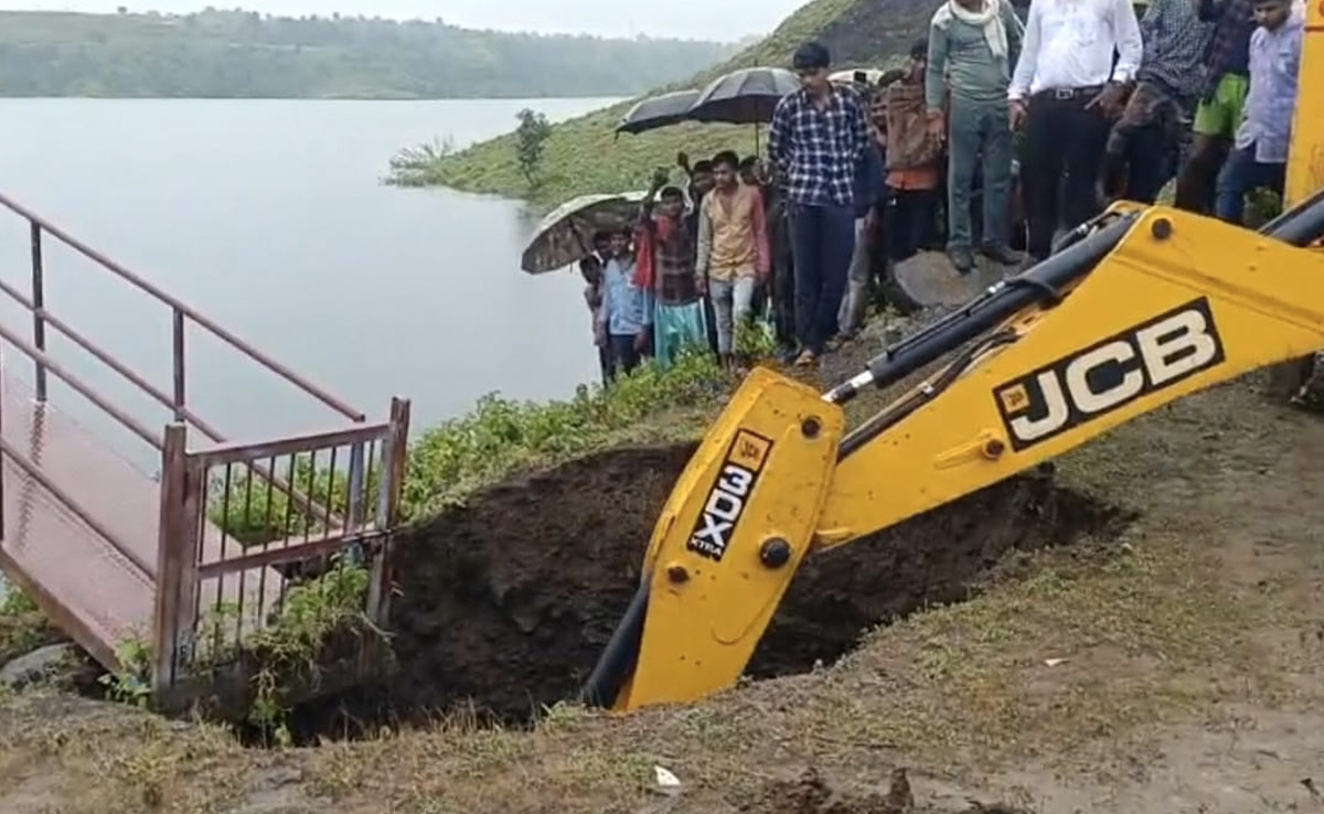 चुनार डैम की पाल के बीच 6 जगहों से रिस रहा पानी, ग्रामीणों में खौफ का माहौल...  भ्रष्टाचार के आरोप