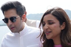 न्‍यूलीवेड कपल Parineeti-Raghav की शादी के बाद की पहली फोटो आपने देखी?