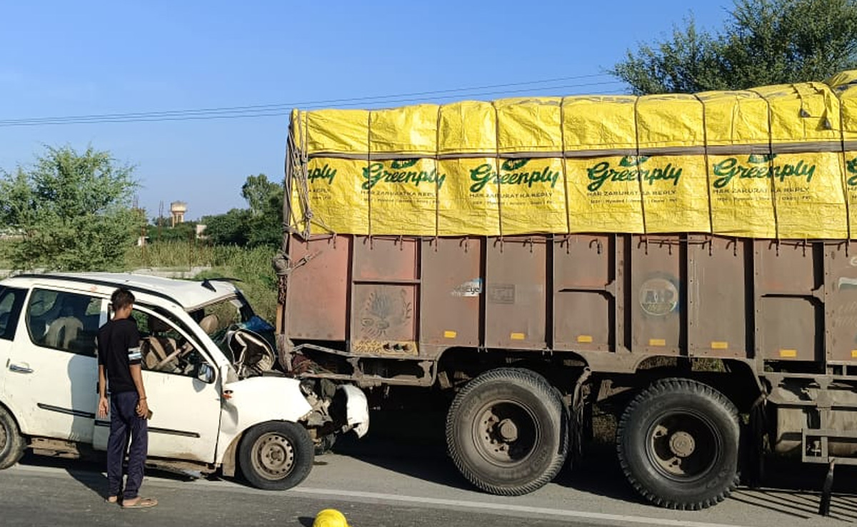 तेज रफ्तार ट्रक ने अचानक लगाया ब्रेक, ट्रक में जा घुसी कार, ड्राइवर की मौके पर ही मौत