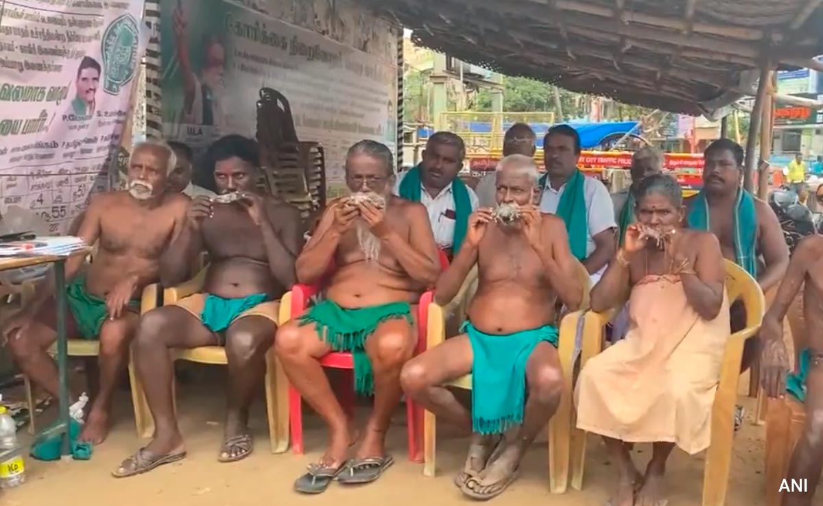 Dead Rats In Mouth, Farmers Protest Over Cauvery Issue In Tamil Nadu