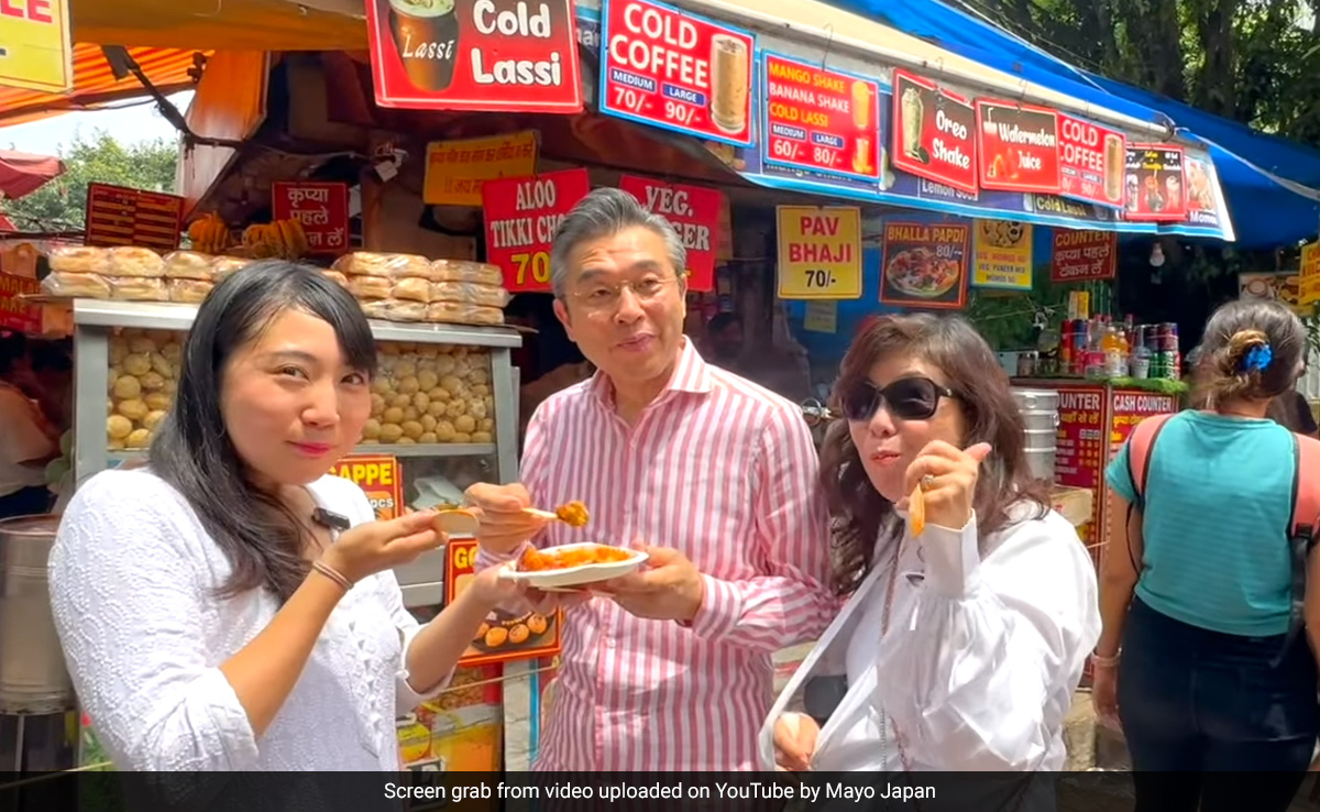 "Now I Am Indian": Japan Envoy Enjoys <i>"Aloo Tikki"</i> At Iconic Delhi Market