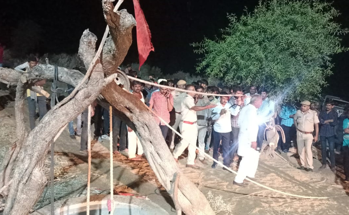 बाड़मेरः 50 फीट गहरे कुएं में मिट्टी के नीचे दबा युवक, 24 घंटे बाद कड़ी मशक्कत से निकाला गया शव