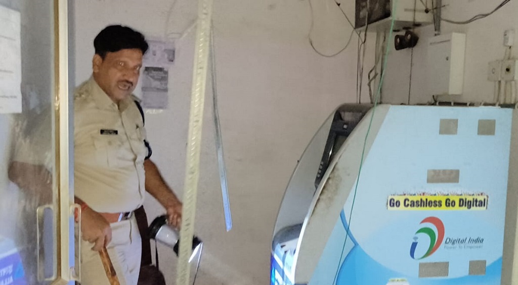 ग्राइंडर मशीन से ATM काट रहे युवक को पुलिस ने रंगेहाथ पकड़ा, लाखों रुपए चोरी की साजिश विफल