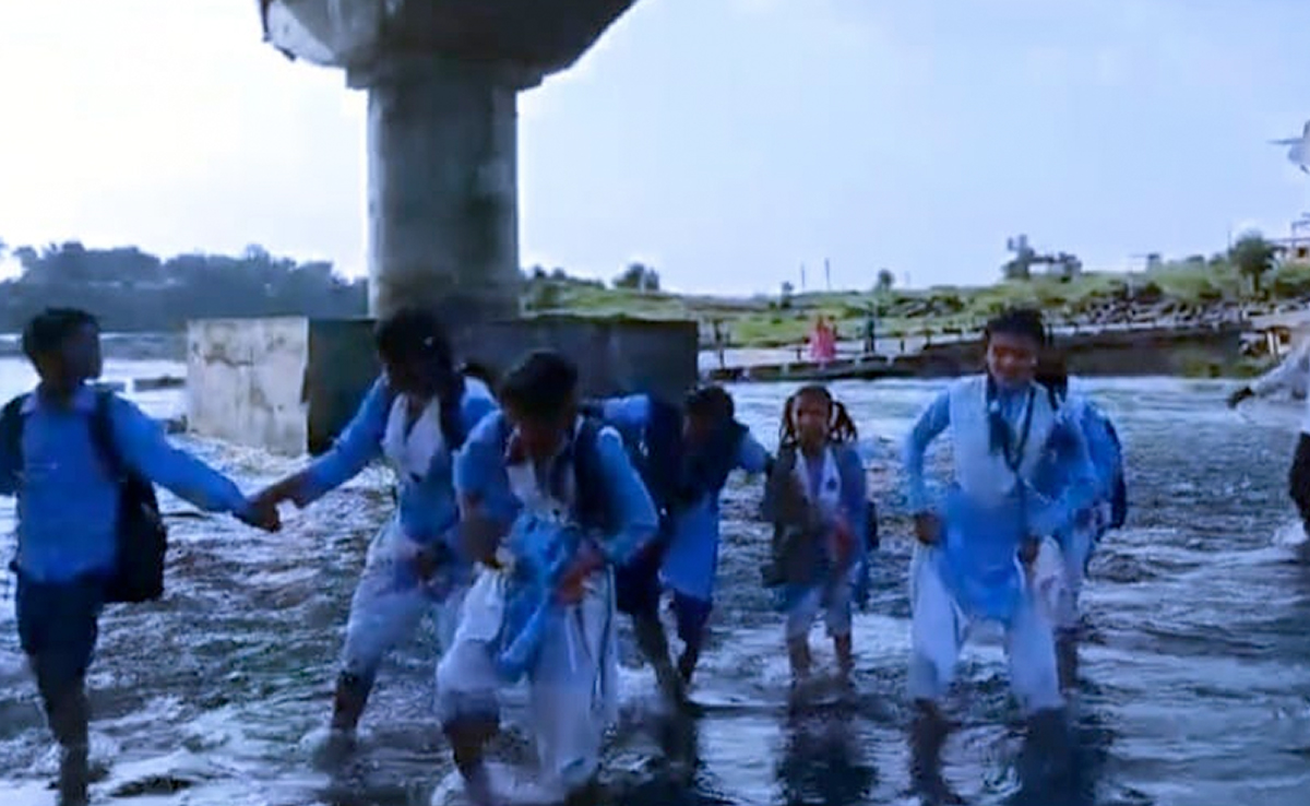 सिवनी में 3 साल से टूटा पड़ा है पुल, कमर तक पानी से गुजर कर जाना पड़ता है छात्रों को