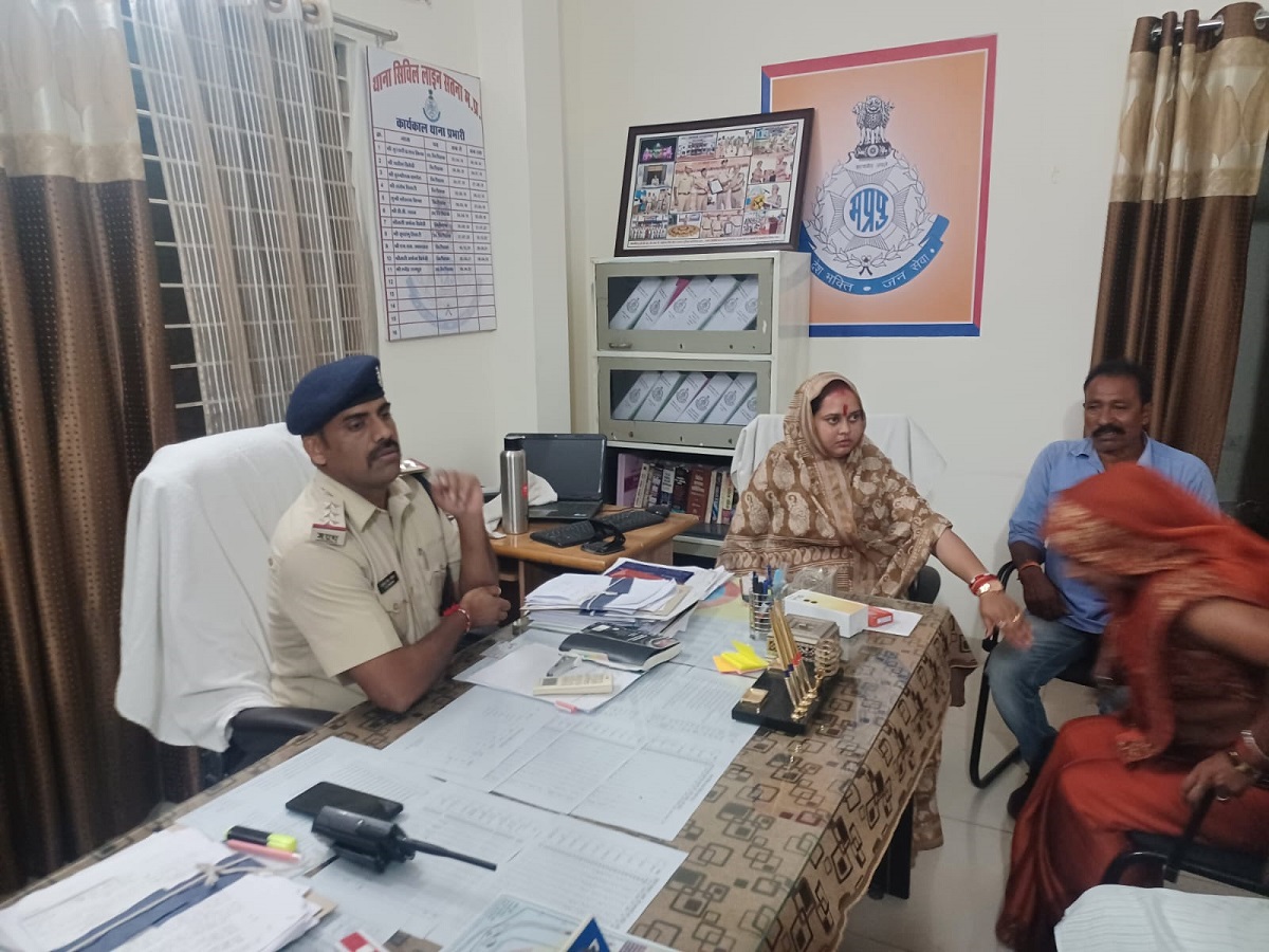 Satna News : रैगांव विधायक कल्पना वर्मा के साथ कांग्रेस नेता की अभद्रता, थाने में अड़ी रहीं MLA, केस दर्ज