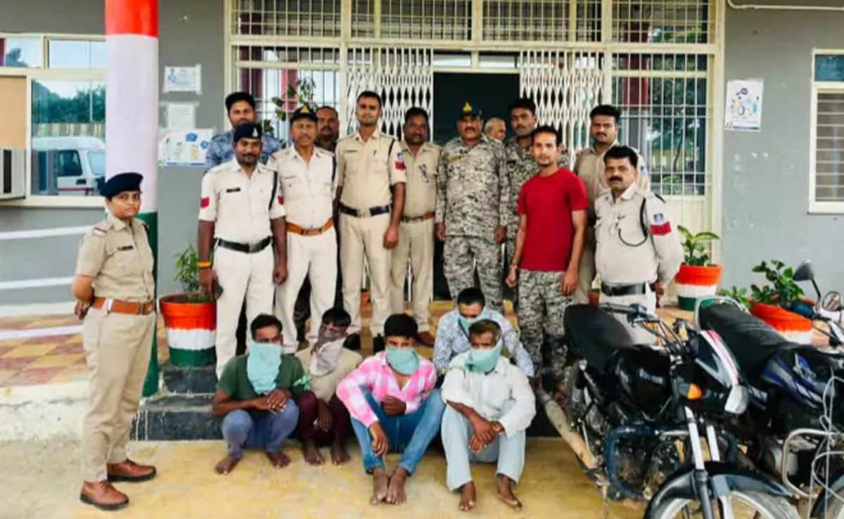 शिवपुरी : डकैती की योजना बना रहे 5 आरोपियों को पुलिस ने पकड़ा, बरामद किए हथियार