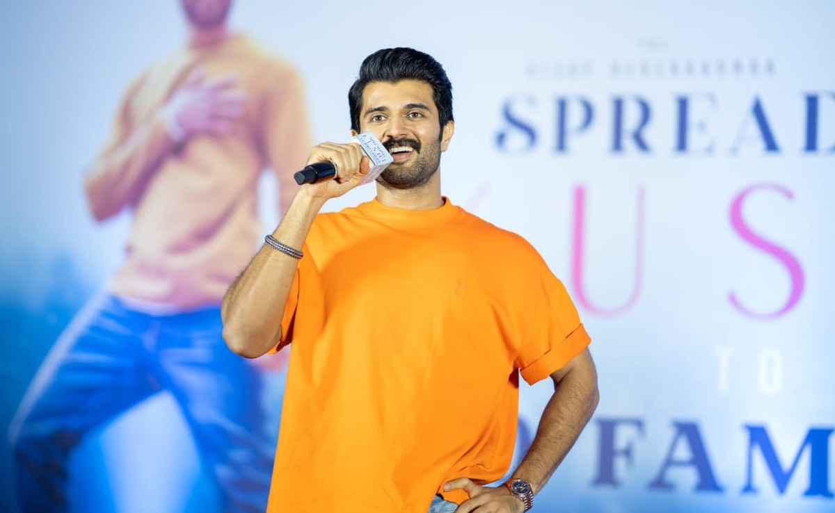 दरिया दिल अर्जुन रेड्डी: साउथ के इस सुपरस्टार ने पूरा किया फैन्स से किया वादा, 100 लोगों को दिए एक-एक लाख रुपये