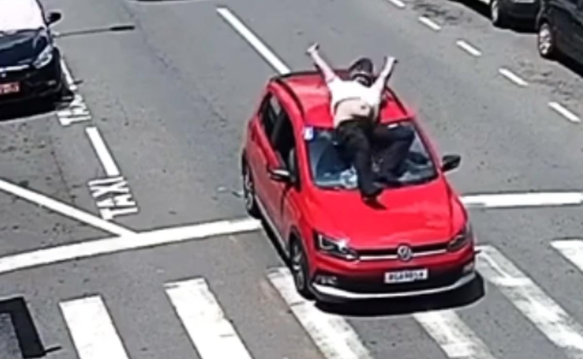 कुत्ते को बचाने के चक्कर में शख्स का हुआ भयंकर एक्सीडेंट, वीडियो देख सहम जाएंगे