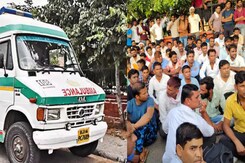 Ambulance कर्मियों की हड़ताल चौथे दिन भी जारी, 108 और 104 सेवाएं चार दिनों से बंद Ambulance कर्मियों की हड़ताल चौथे दिन भी जारी, 108 और 104 सेवाएं चार दिनों से बंद