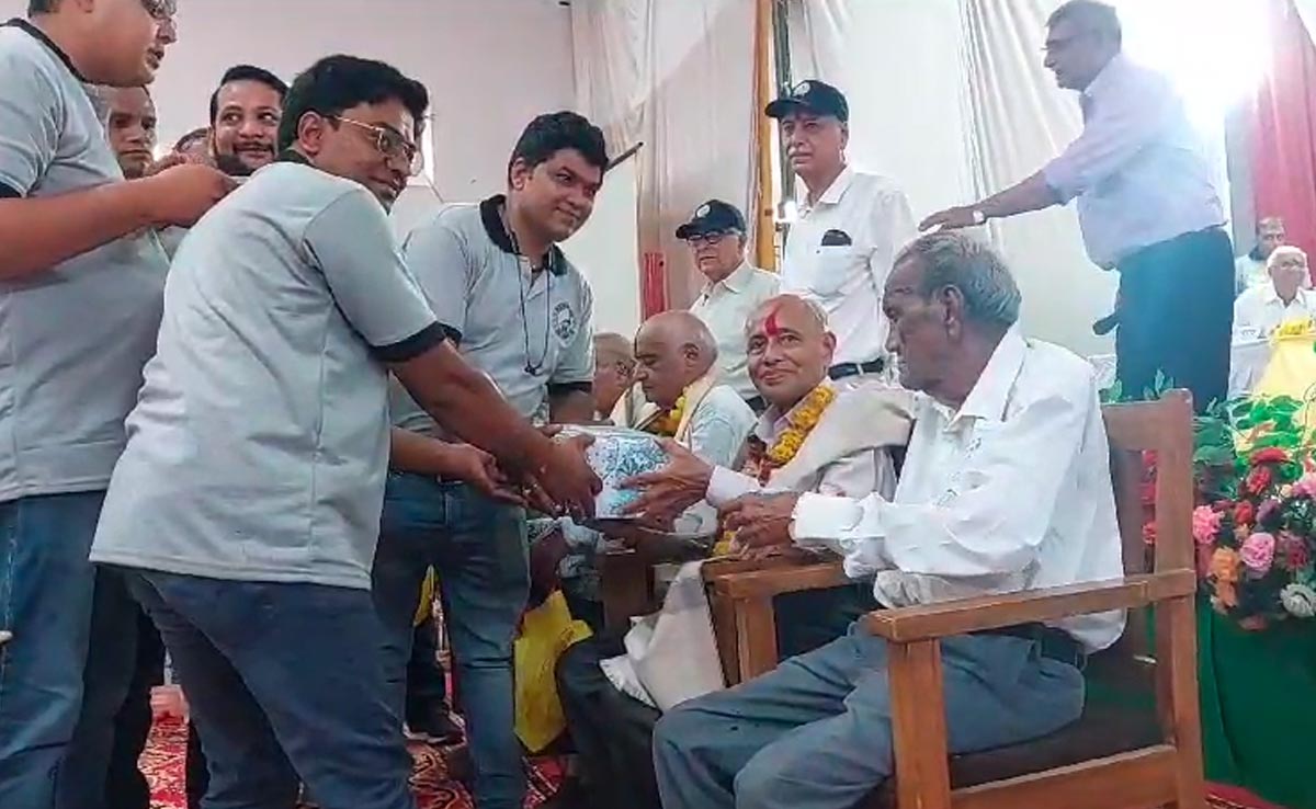 जबलपुर के 125 साल पुराने स्कूल की अनोखी परंपरा, देश-विदेश से आए पूर्व छात्रों ने किया गुरु वंदन