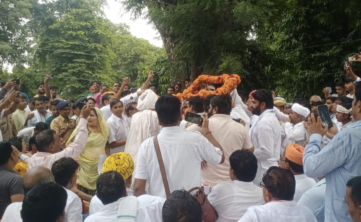 टिकट के लिए मंत्री के सामने ही भिड़े कार्यकर्ता, करौली में कांग्रेसी कार्यकताओं में जूतम-पैजार