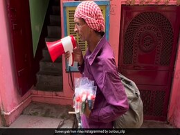 सामान बेचने के लिए शख्स ने गाया अजीब गाना, महिला का नाम लेकर कही ऐसी बात, लोगों ने लिए खूब मज़े सामान बेचने के लिए शख्स ने गाया अजीब गाना, महिला का नाम लेकर कही ऐसी बात, लोगों ने लिए खूब मज़े