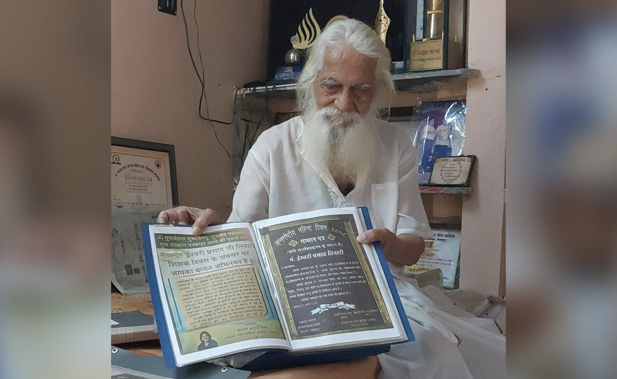 30 साल तक नहीं ली एक भी छुट्टी, खोले 18 प्राथमिक केंद्र...जानिए ऐसे शिक्षक की पूरी कहानी