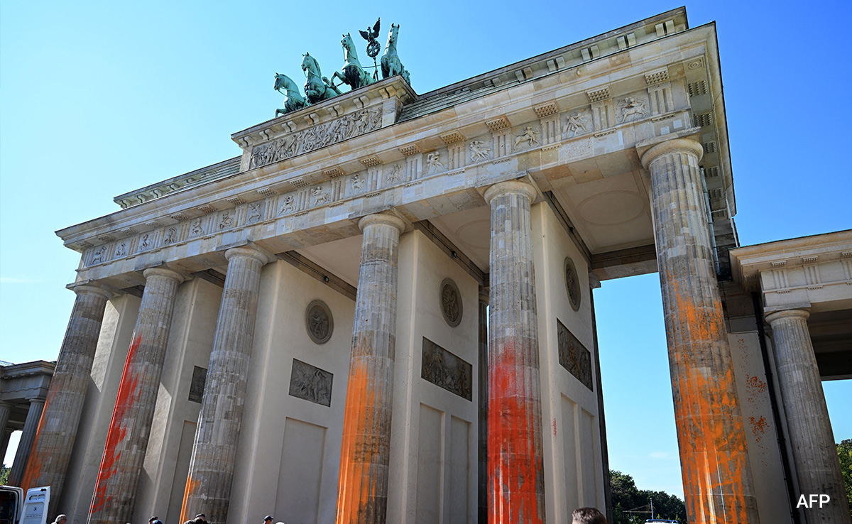 Climate Activists Spray Berlin's Brandenburg Gate