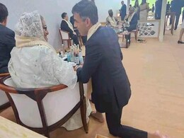 शेख हसीना से बात करने के लिए जमीन पर बैठ गए ऋषि सुनक, लोगों को भा रहा देसी और सहज अंदाज शेख हसीना से बात करने के लिए जमीन पर बैठ गए ऋषि सुनक, लोगों को भा रहा देसी और सहज अंदाज