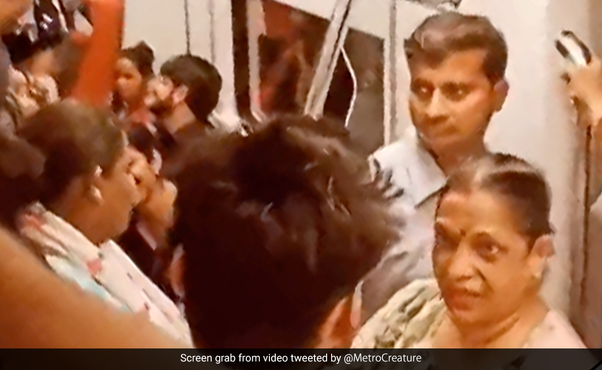 बाहर जाकर करो ये सब... दिल्ली मेट्रो में रोमांस करते कपल पर भड़की महिला, वायरल Video पर छिड़ी बहस