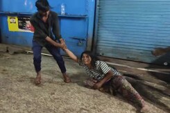 कैमरे पर महिला के चेहरे पर लात मारी गई, रॉड से हमला किया गया; साथ में बच्चा भी था कैमरे पर महिला के चेहरे पर लात मारी गई, रॉड से हमला किया गया; साथ में बच्चा भी था