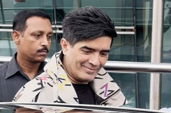 परिणीति-राघव की शादी में शिरकत के लिए पहुंचे मनीष मल्होत्रा परिणीति-राघव की शादी में शिरकत के लिए पहुंचे मनीष मल्होत्रा