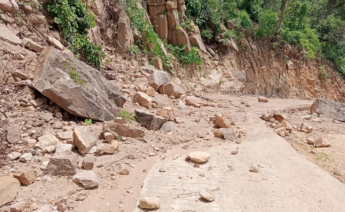 कोरिया: चामट पहाड़ पर भूस्खलन... जगह-जगह मार्ग पर गिरे चट्टान, राहगीरों के लिए भी बना खतरा