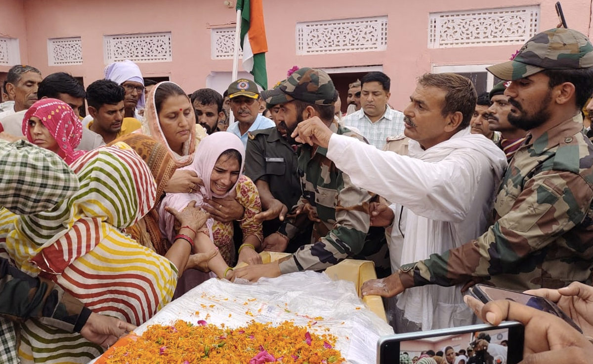 शहीद योगेश की अंतिम विदाई, 4 साल के बेटे ने दी मुखाग्नि, बेसुध दिखी पत्नी; निकली 10 किमी लंबी तिरंगा यात्रा