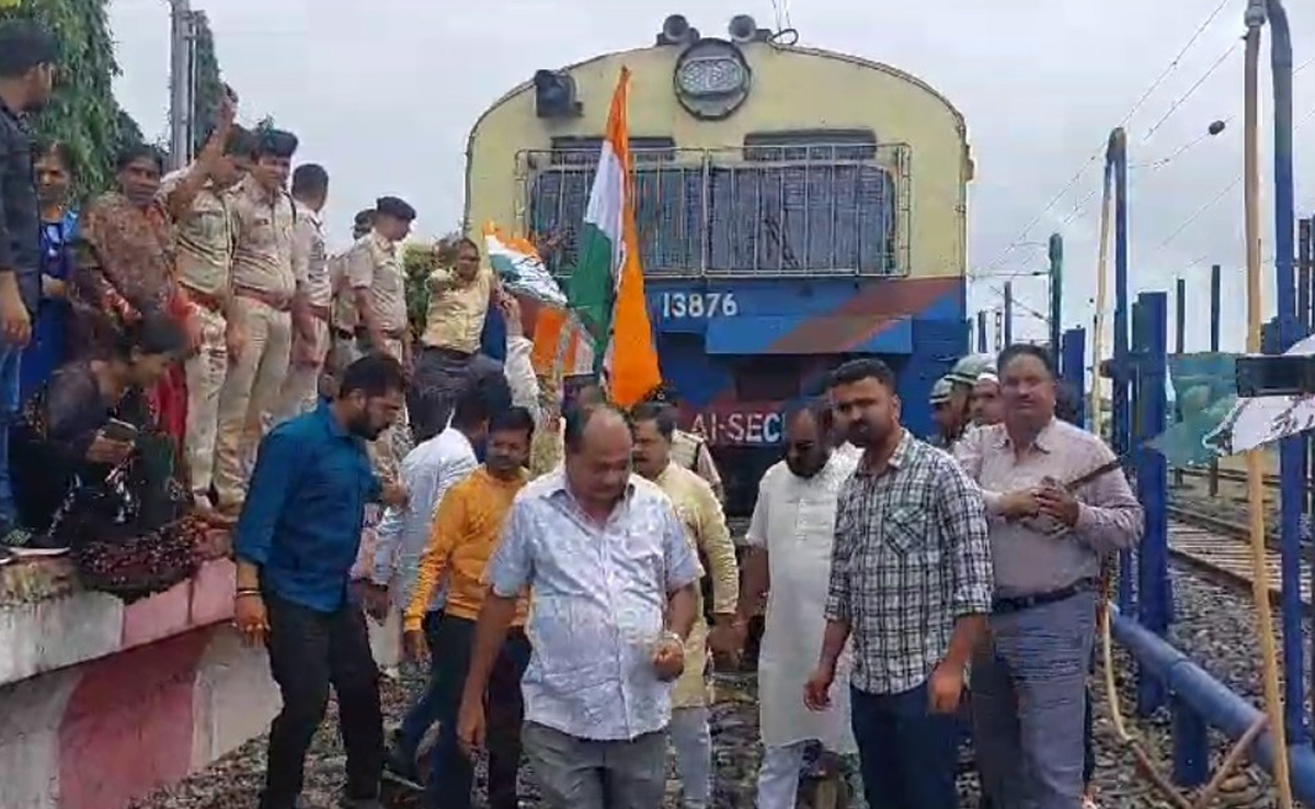 अंबिकापुर में कांग्रेस कार्यकर्ताओं ने रोकी ट्रेन, रेलवे में बढ़ती समस्याओं के खिलाफ किया विरोध प्रदर्शन