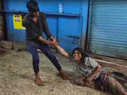 VIDEO: दुकान के सामने से नहीं हटने पर महिला के चेहरे पर मारी लात, रॉड से पीटा; 4 आरोपी गिरफ्तार VIDEO: दुकान के सामने से नहीं हटने पर महिला के चेहरे पर मारी लात, रॉड से पीटा; 4 आरोपी गिरफ्तार