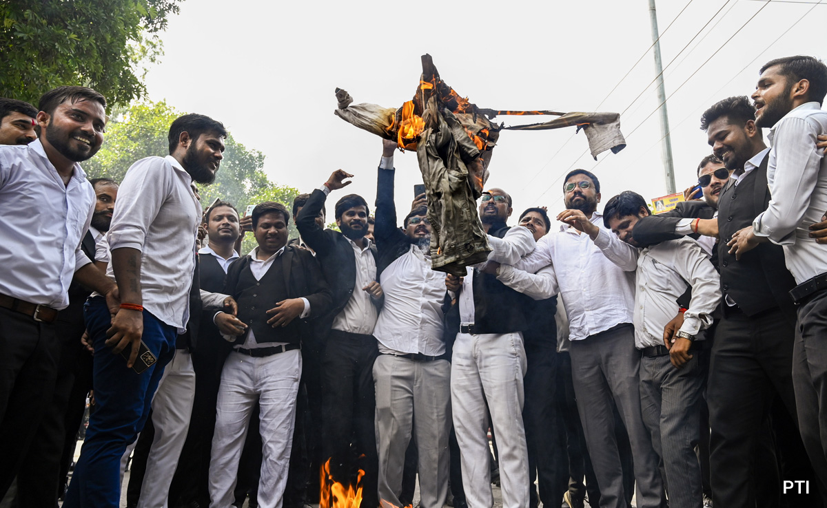 UP Bar Council Members Won't Attend Work For 2 Days Over 'Lathi-Charge' On Lawyers