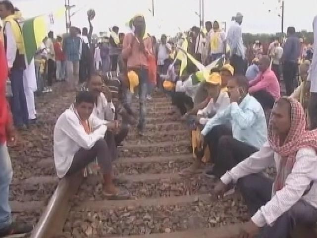 झारखंड में रेल रोको आंदोलन, ट्रैक पर उतरा कुर्मी समाज