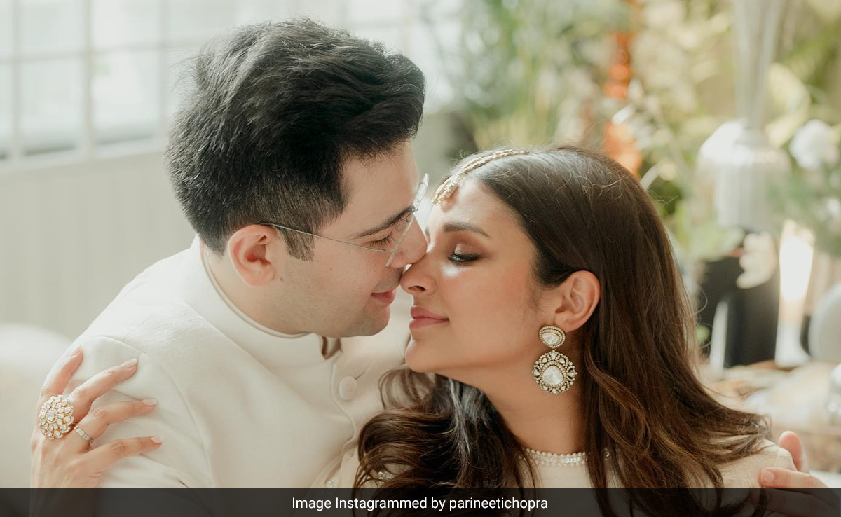 Parineeti-Raghav Wedding: एक-दूजे के हुए परिणीति चोपड़ा और राघव चड्ढा, विंटेज कार में विदा हुई दुल्हन