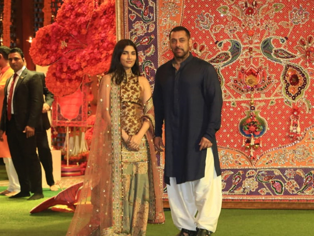 अंबानी परिवार की गणेश उत्सव में पहुंचे सलमान खान और भतीजी अलिजेह