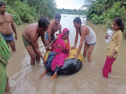 झालावाड़ में जान जोखिम में डालकर ट्यूब के सहारे प्रसूता को पार कराया नदी झालावाड़ में जान जोखिम में डालकर ट्यूब के सहारे प्रसूता को पार कराया नदी