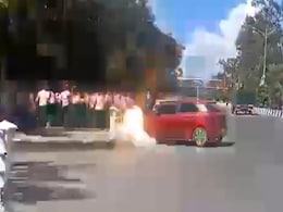 मणिपुर में 2 छात्रों के शव की तस्वीर वायरल होने के बाद भारी विरोध प्रदर्शन, छात्रों ने CM आवास की ओर किया मार्च मणिपुर में 2 छात्रों के शव की तस्वीर वायरल होने के बाद भारी विरोध प्रदर्शन, छात्रों ने CM आवास की ओर किया मार्च