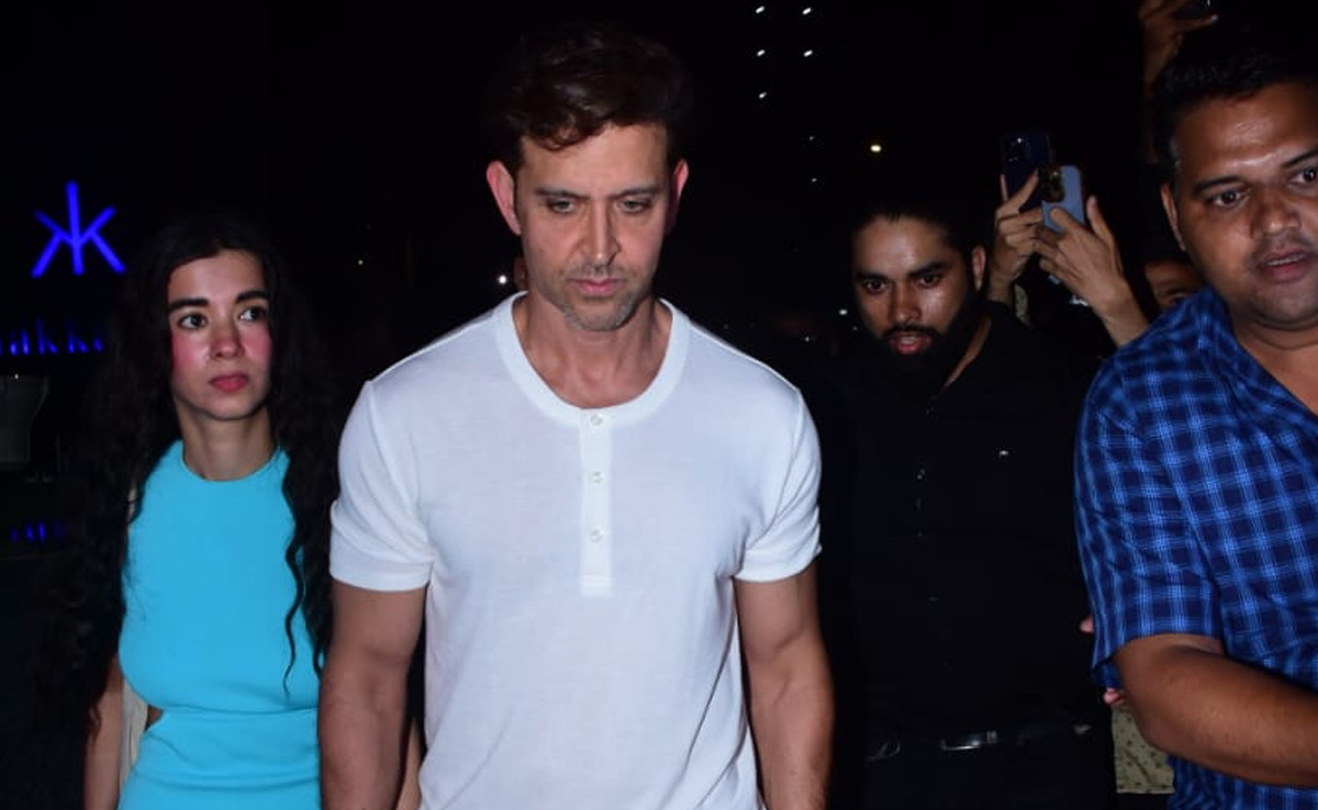 Hrithik Roshan's Dinner Date With Girlfriend Saba Azad, Sons Hrehaan And Hridhaan