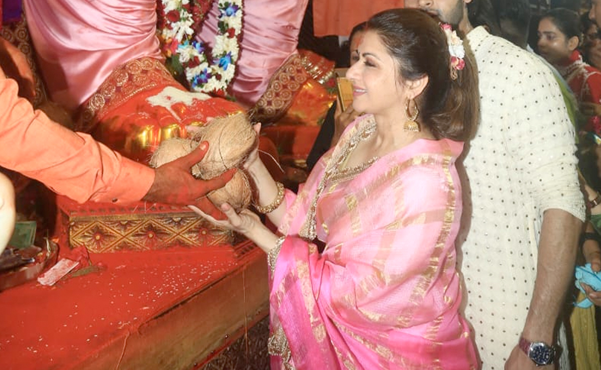 Ganesh Chaturthi 2023: Bhagyashree Visits Lalbaugcha Raja With Son Abhimanyu Dasani