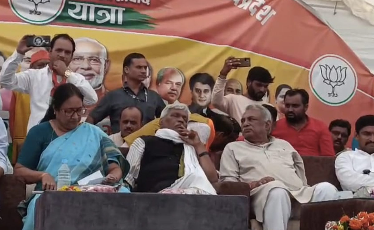 जिला बनाए जाने की मांग पर अड़े लवकुश नगर के लोग, जन आशीर्वाद यात्रा के आगे किया प्रदर्शन