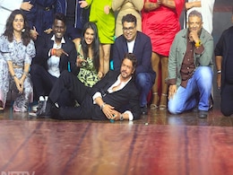 शाहरुख खान ने फर्श पर लेटकर क्लिक करवाई तस्वीर तो किंग खान की दरियादिली देख एटली कह गए यह बात शाहरुख खान ने फर्श पर लेटकर क्लिक करवाई तस्वीर तो किंग खान की दरियादिली देख एटली कह गए यह बात